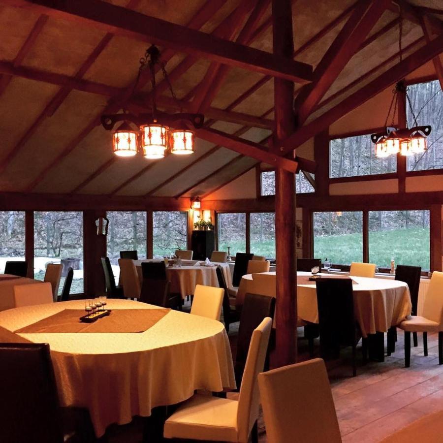 House In The Woods Bed & Breakfast Resita Ngoại thất bức ảnh